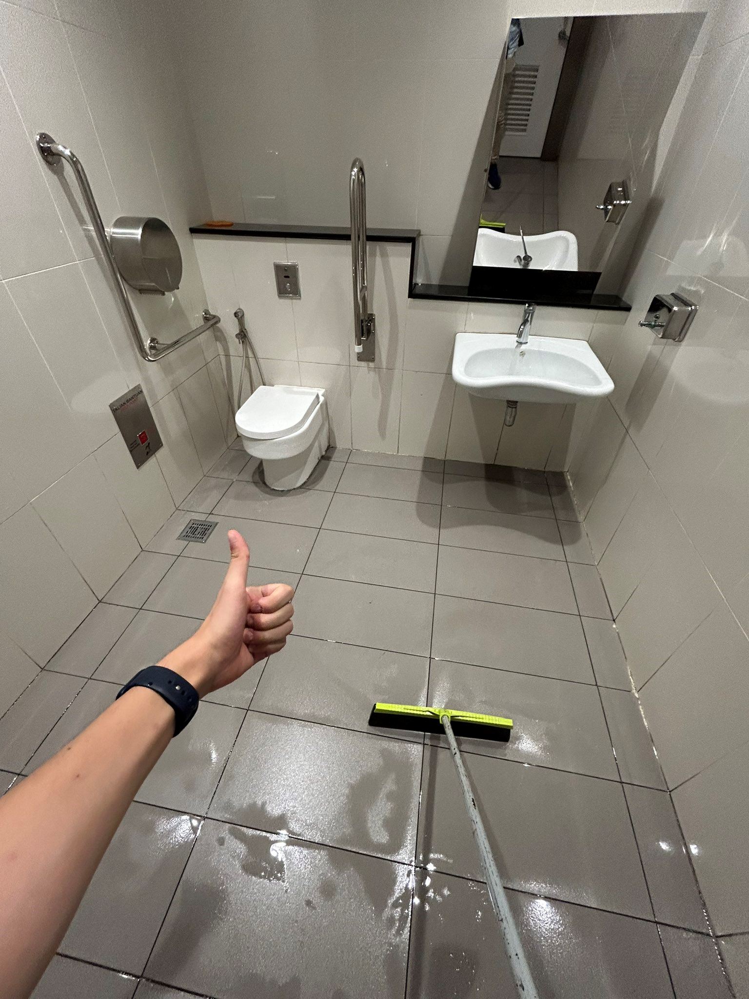 lelaki ini cuci tandas di stesen mrt sebab tengah bosan [video]