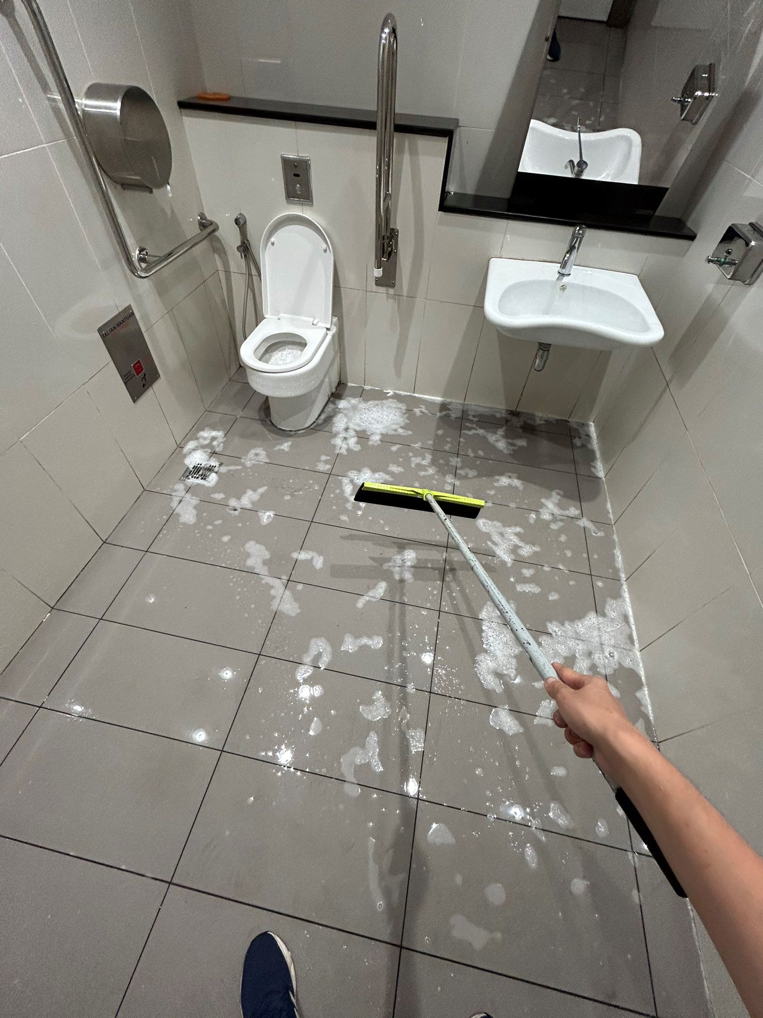 lelaki ini cuci tandas di stesen mrt sebab tengah bosan [video]