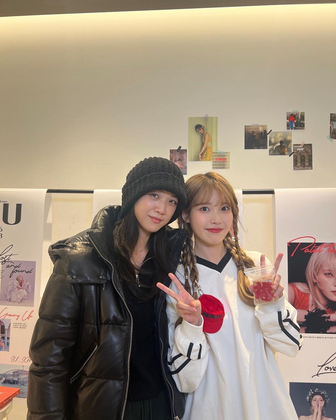 汤唯现身iu首尔场演唱会❗两位女神后台贴贴合照❤️