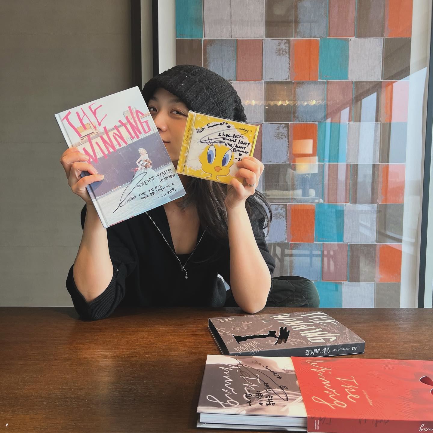 汤唯现身iu首尔场演唱会❗两位女神后台贴贴合照❤️