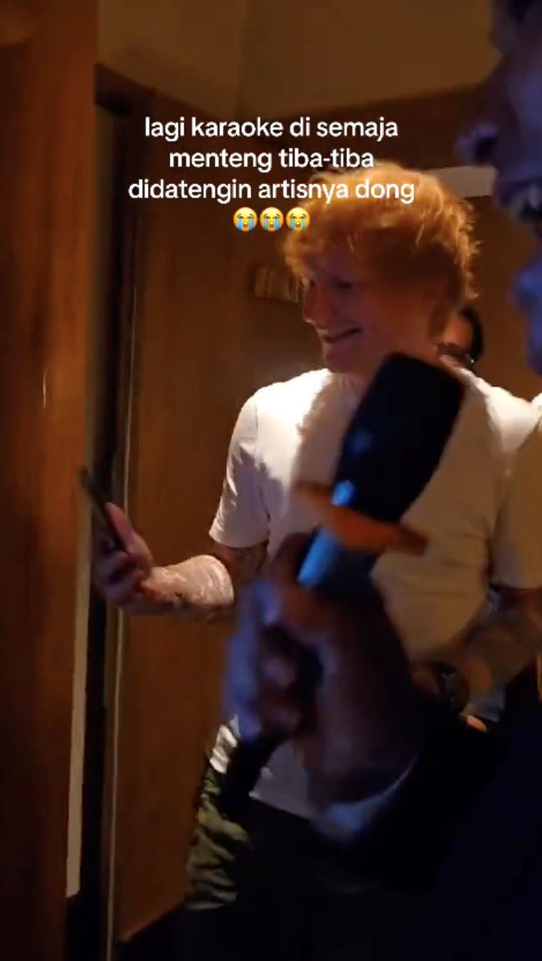 wanita terkejut didatangi ed sheeran masa karaoke lagu thinking out loud [video]