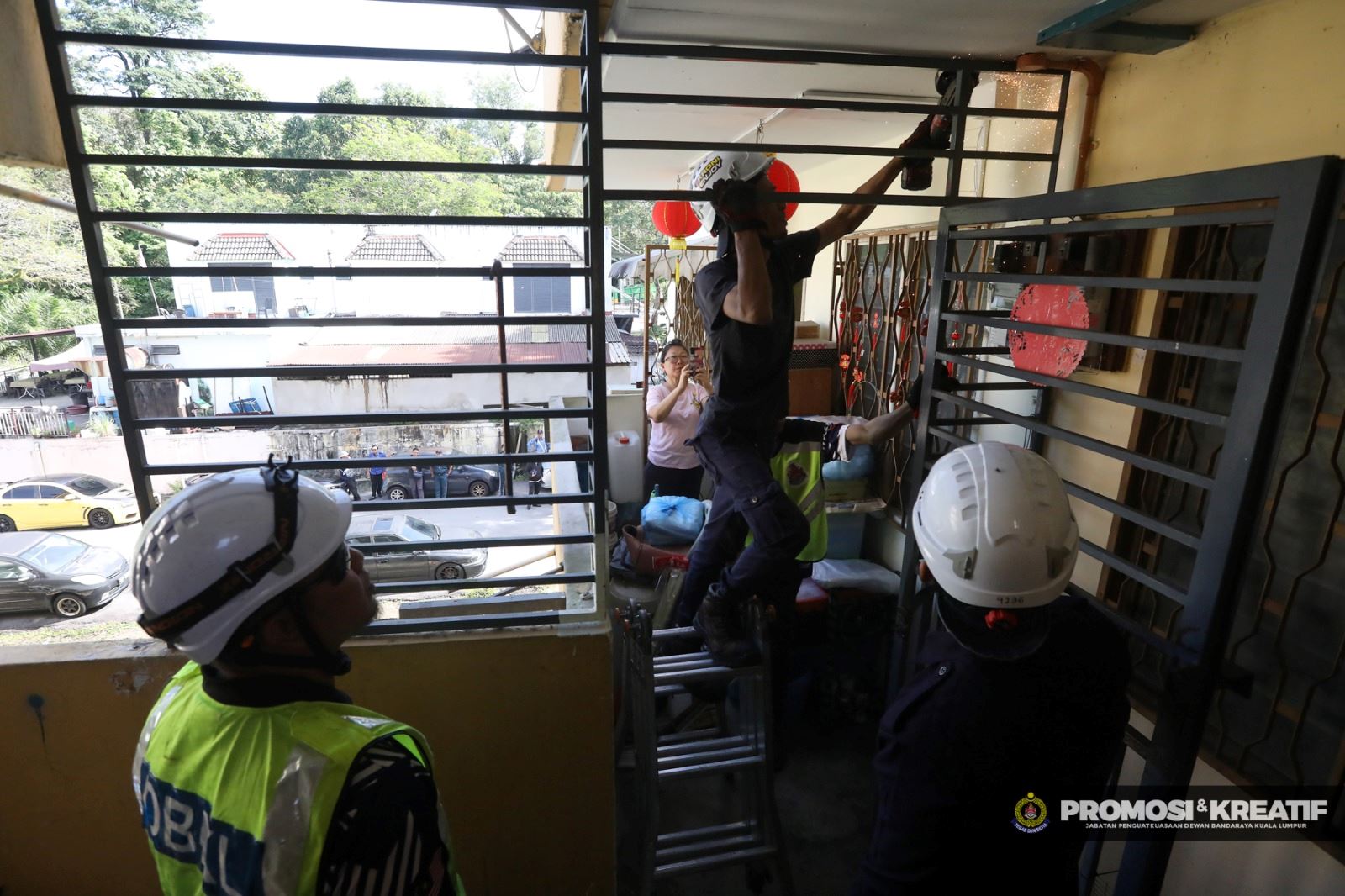 enforcement action: dbkl removes iron grill after resident ignores multiple notices!