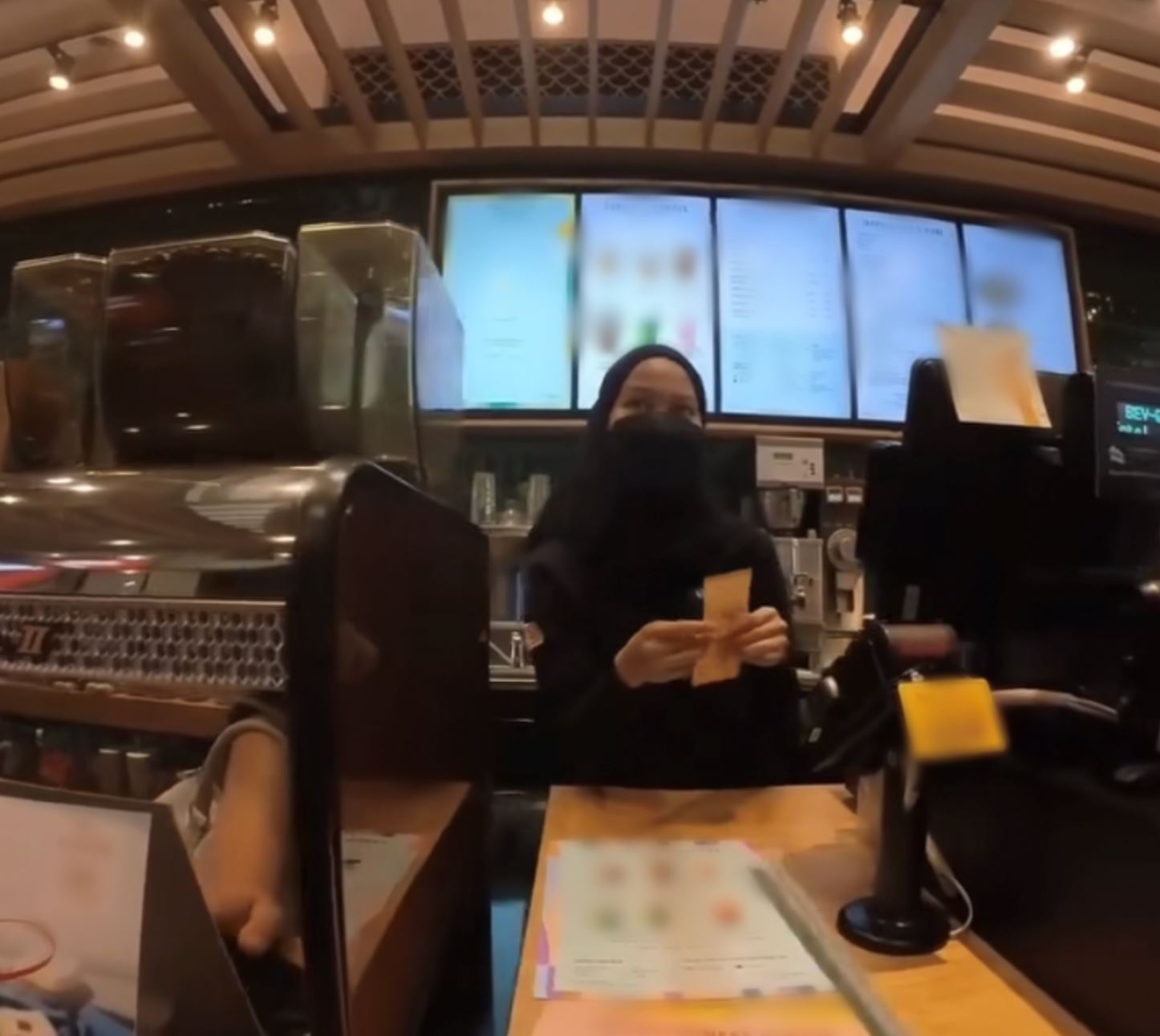 m’sians stand up against tourist's disrespectful behaviour in kl café, throwing money on countertop