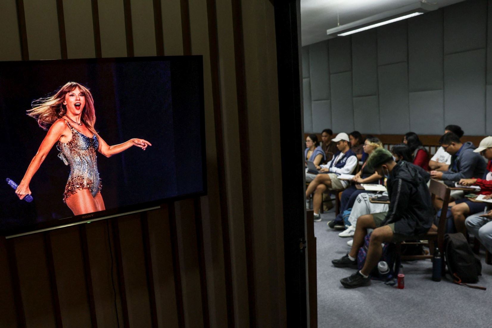 philippine university offers taylor swift course, attracts over 300 registrants in minutes