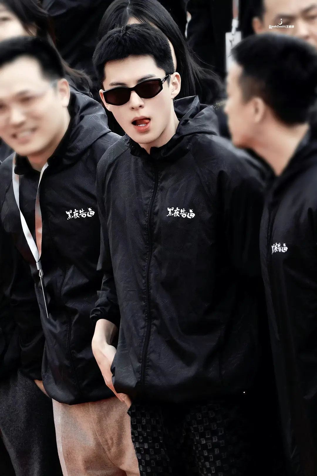 王鹤棣新剧《黑夜告白》饰演刑警❗开机仪式寸头造型现身man爆🔥