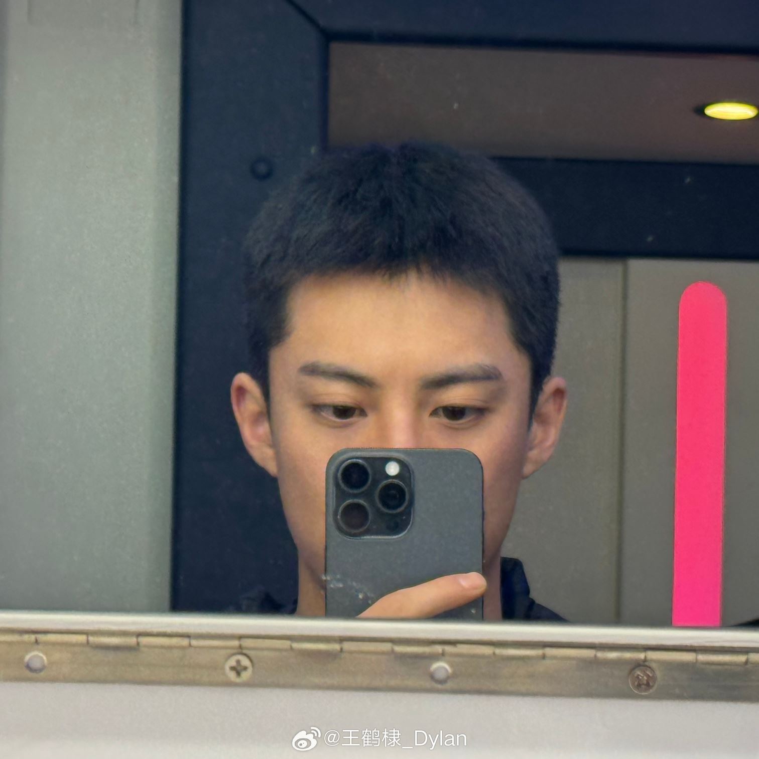 王鹤棣新剧《黑夜告白》饰演刑警❗开机仪式寸头造型现身man爆🔥