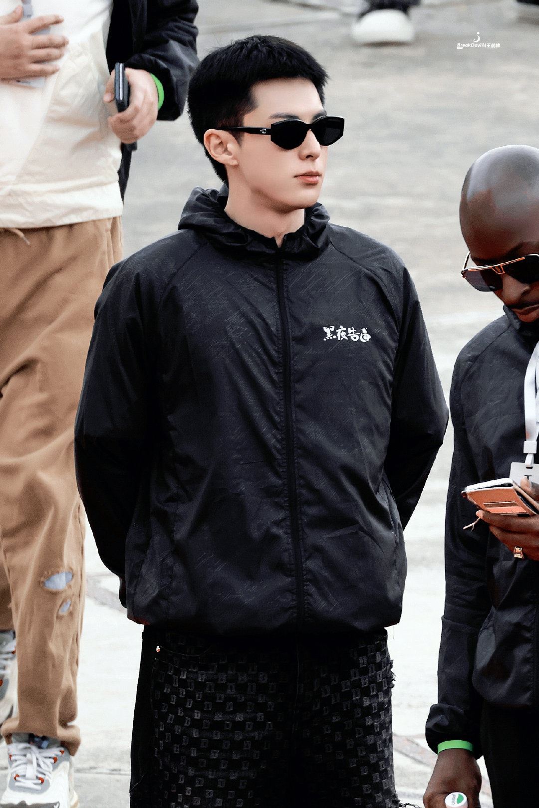 王鹤棣新剧《黑夜告白》饰演刑警❗开机仪式寸头造型现身man爆🔥