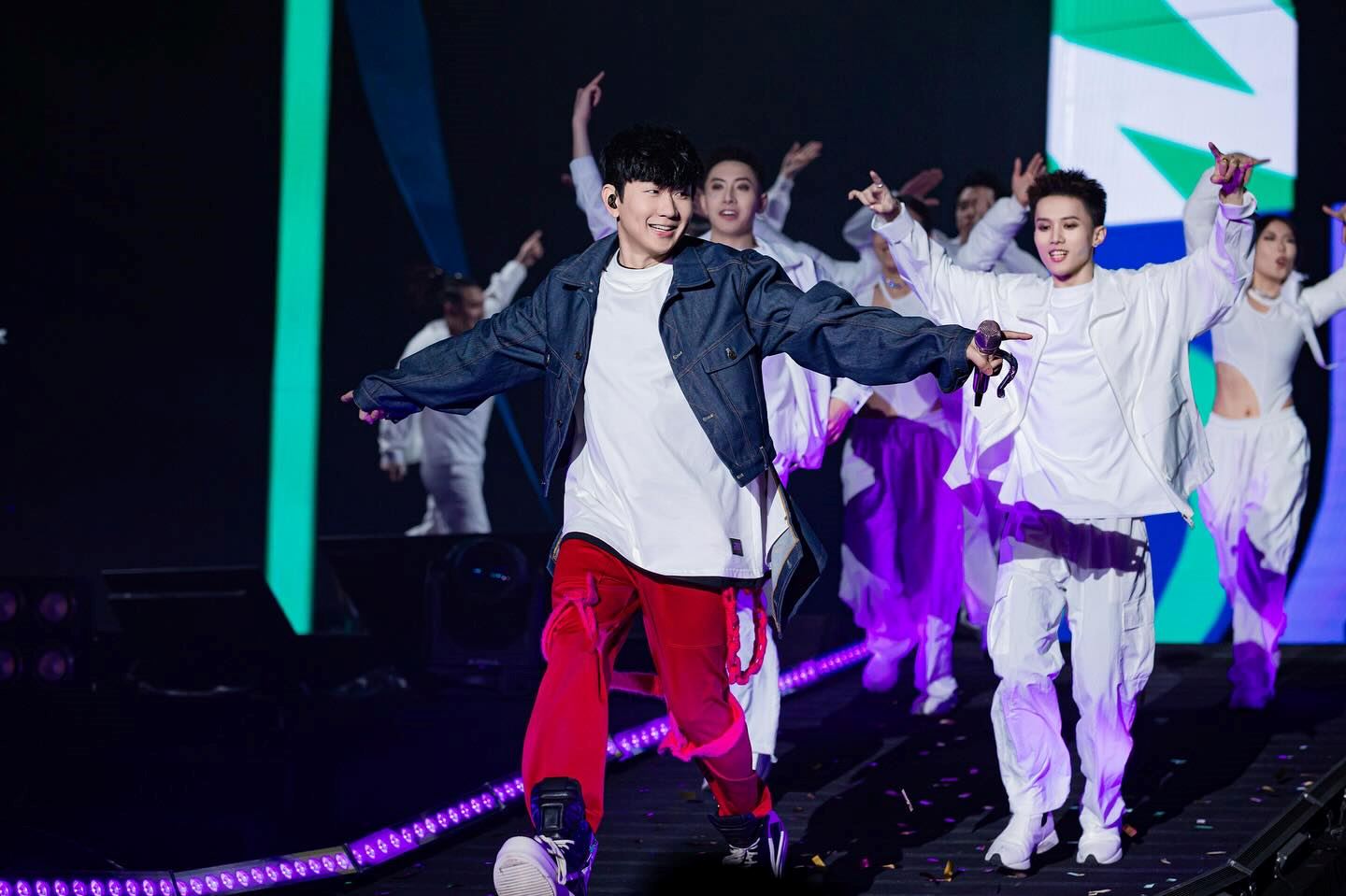 林俊杰重病撑完2场演唱会❗演出中途上救护车做喷雾治疗😭