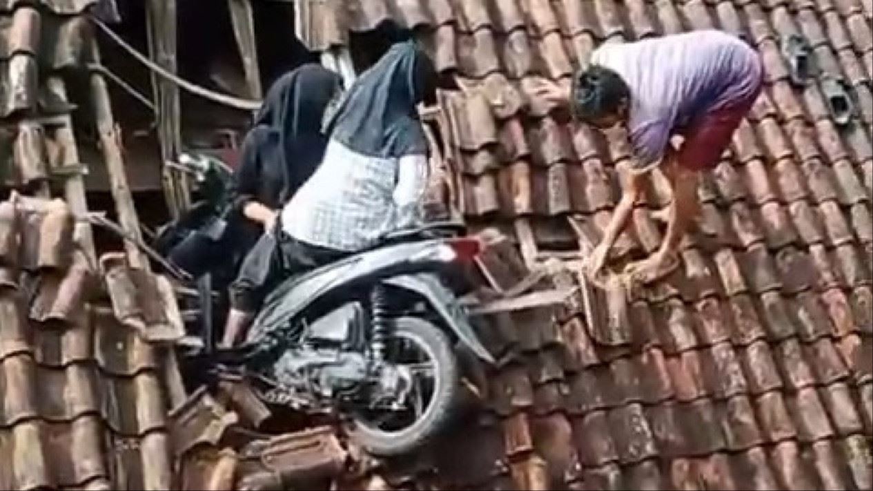 aneh, motor ditunggang pelajar perempuan tersangkut pada bumbung rumah
