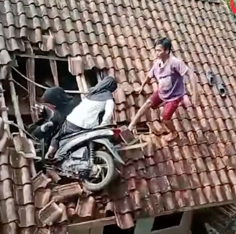 aneh, motor ditunggang pelajar perempuan tersangkut pada bumbung rumah