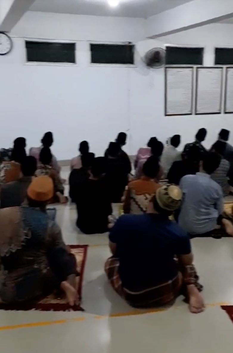 jemaah di masjid ini selesai solat tarawih 23 rakaat dalam 7 minit je [video]