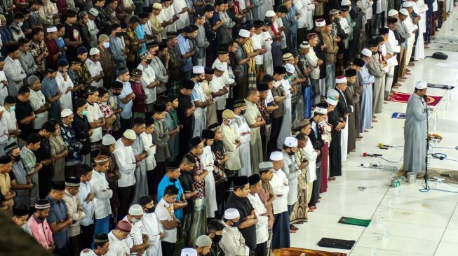 jemaah di masjid ini selesai solat tarawih 23 rakaat dalam 7 minit je [video]