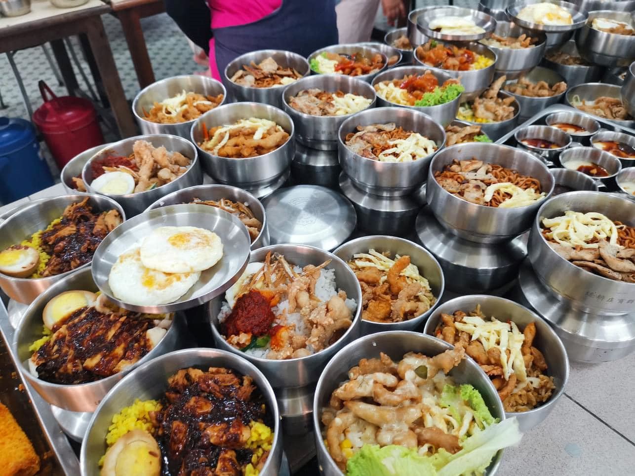 netizens impressed by primary school canteen, serving western and japanese food at affordable prices!