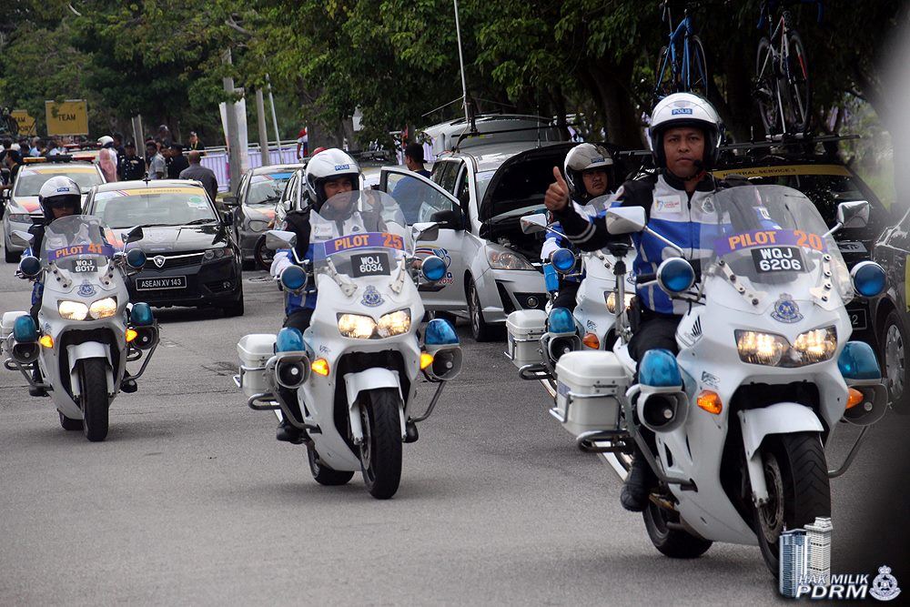 别挡警察的路！阻碍警察开路罚1万监禁2年！