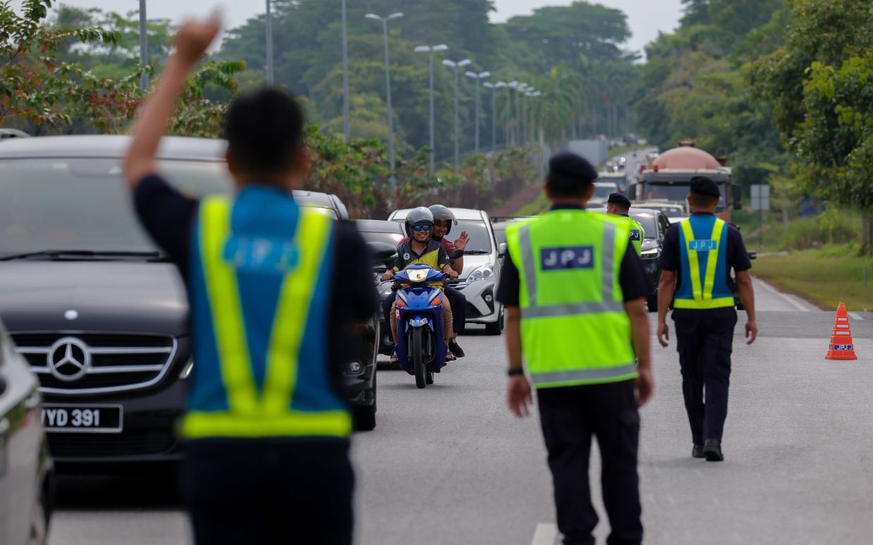 别挡警察的路！阻碍警察开路罚1万监禁2年！
