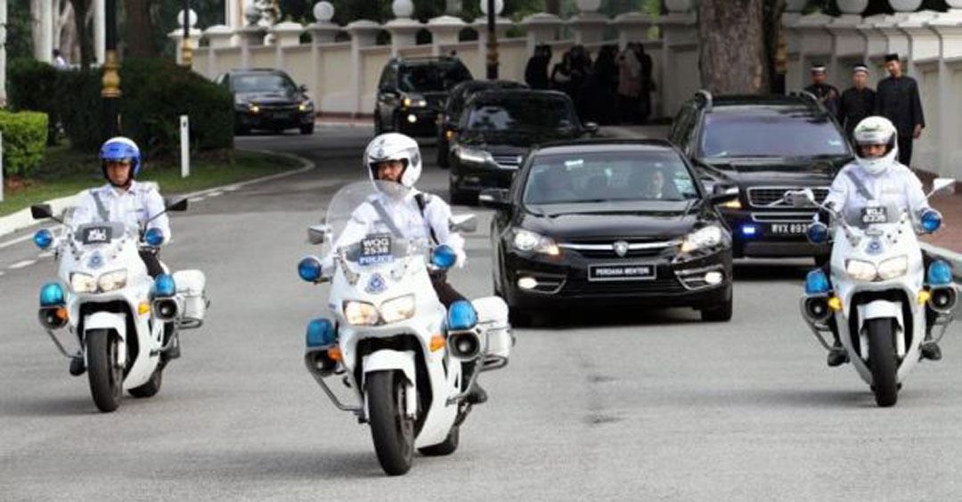 🚗驾驶人士千万别挡路❗阻碍警察开路罚一万监2年⚠️