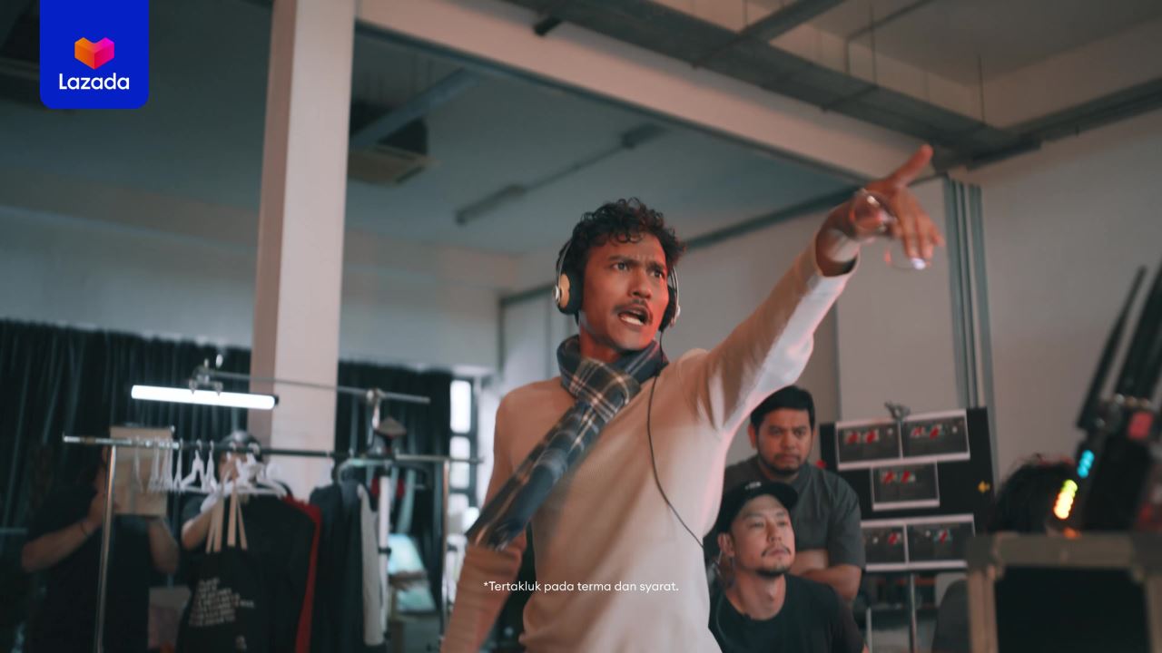 Pengarah memberi arahan di set iklan Ramadan Raya Lazada