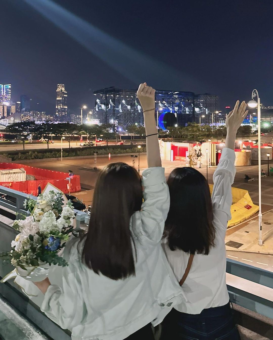 黄翠如、萧正楠、唐诗咏在停车场听五月天演唱会❗一起隔空合唱《突然好想你》💗