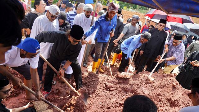 al-fatihah! jenazah hail amir selamat dikebumikan
