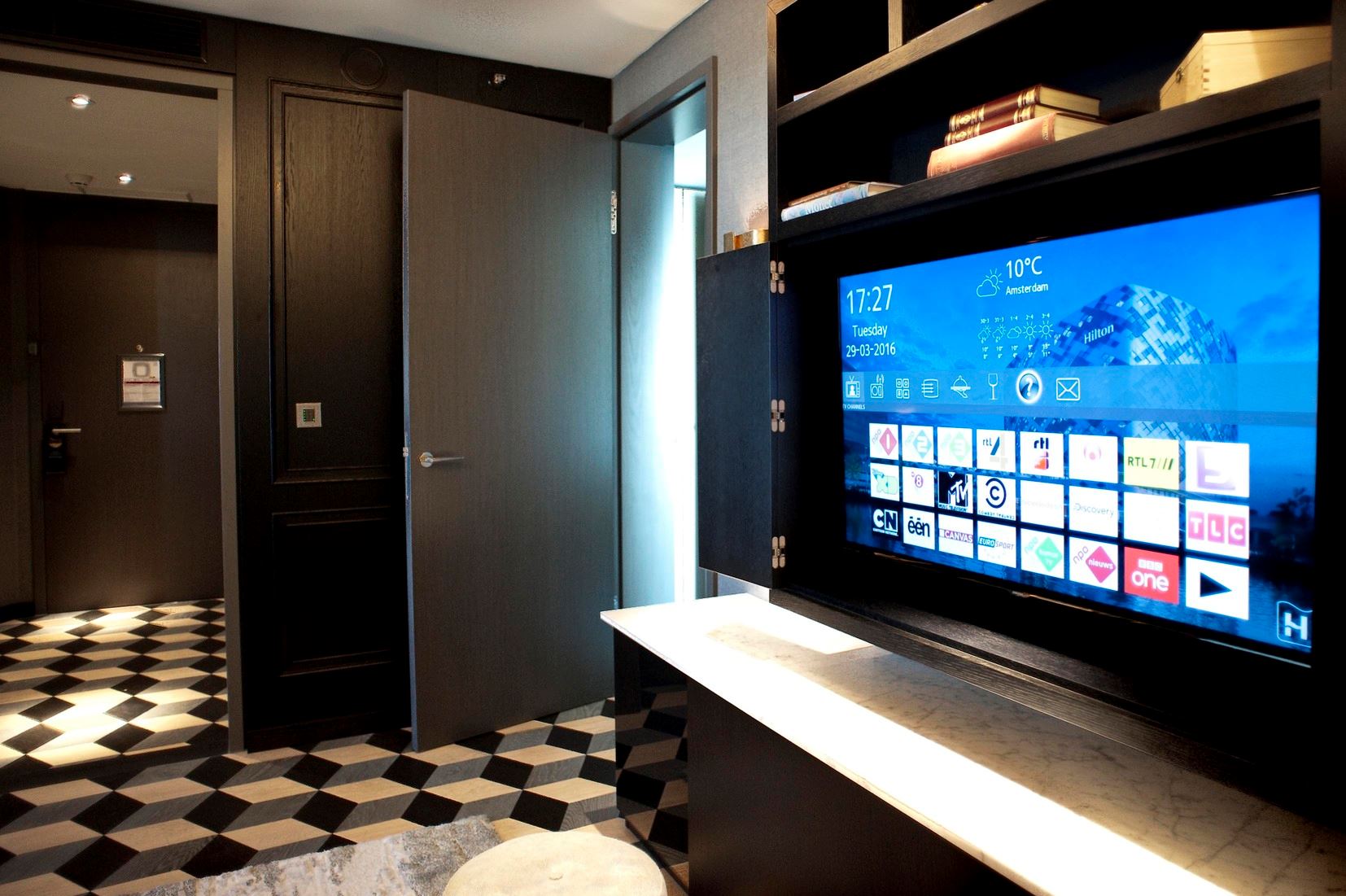 旅客把酒店电视带走📺日本酒店躺平：只要不把整间房清空就好了‼️