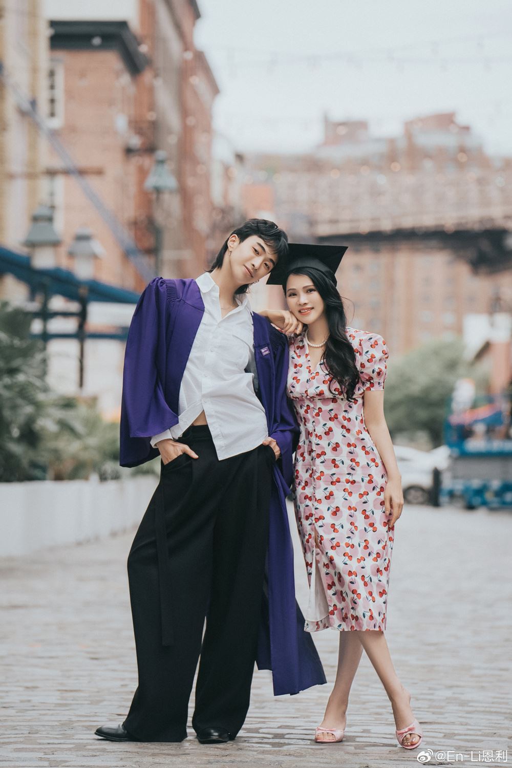 伊能静晒与儿子恩利毕业合照🎓表示「作为妈妈我也毕业了」🔥