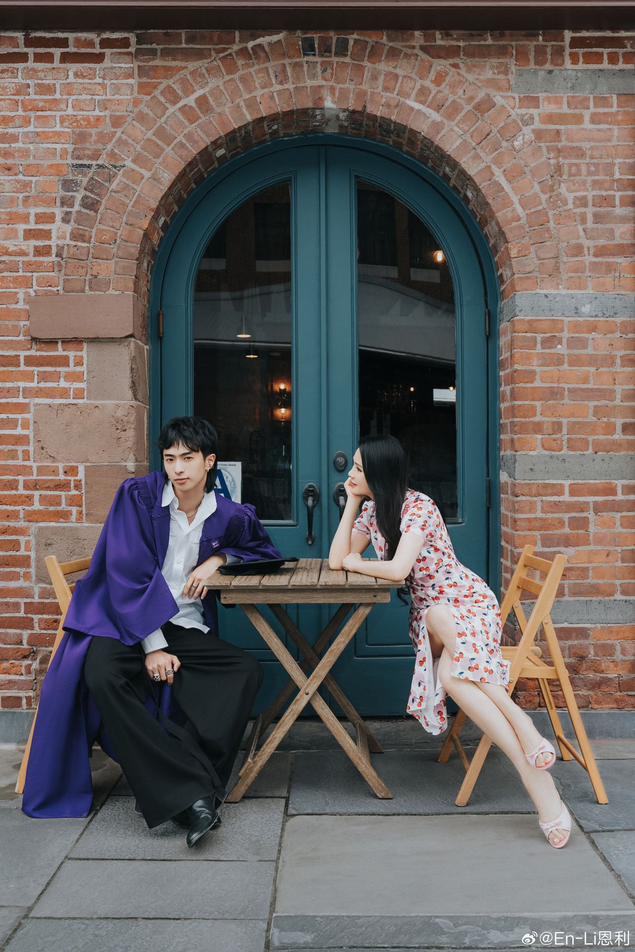 伊能静晒与儿子恩利毕业合照🎓表示「作为妈妈我也毕业了」🔥