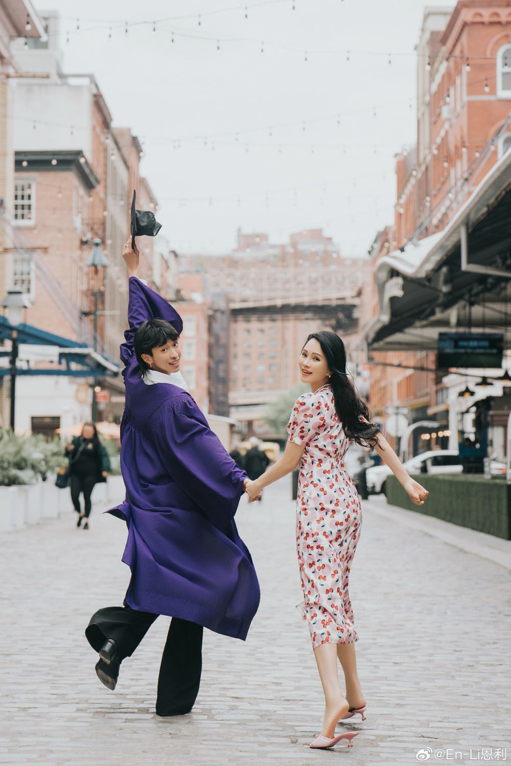 伊能静晒与儿子恩利毕业合照🎓表示「作为妈妈我也毕业了」🔥