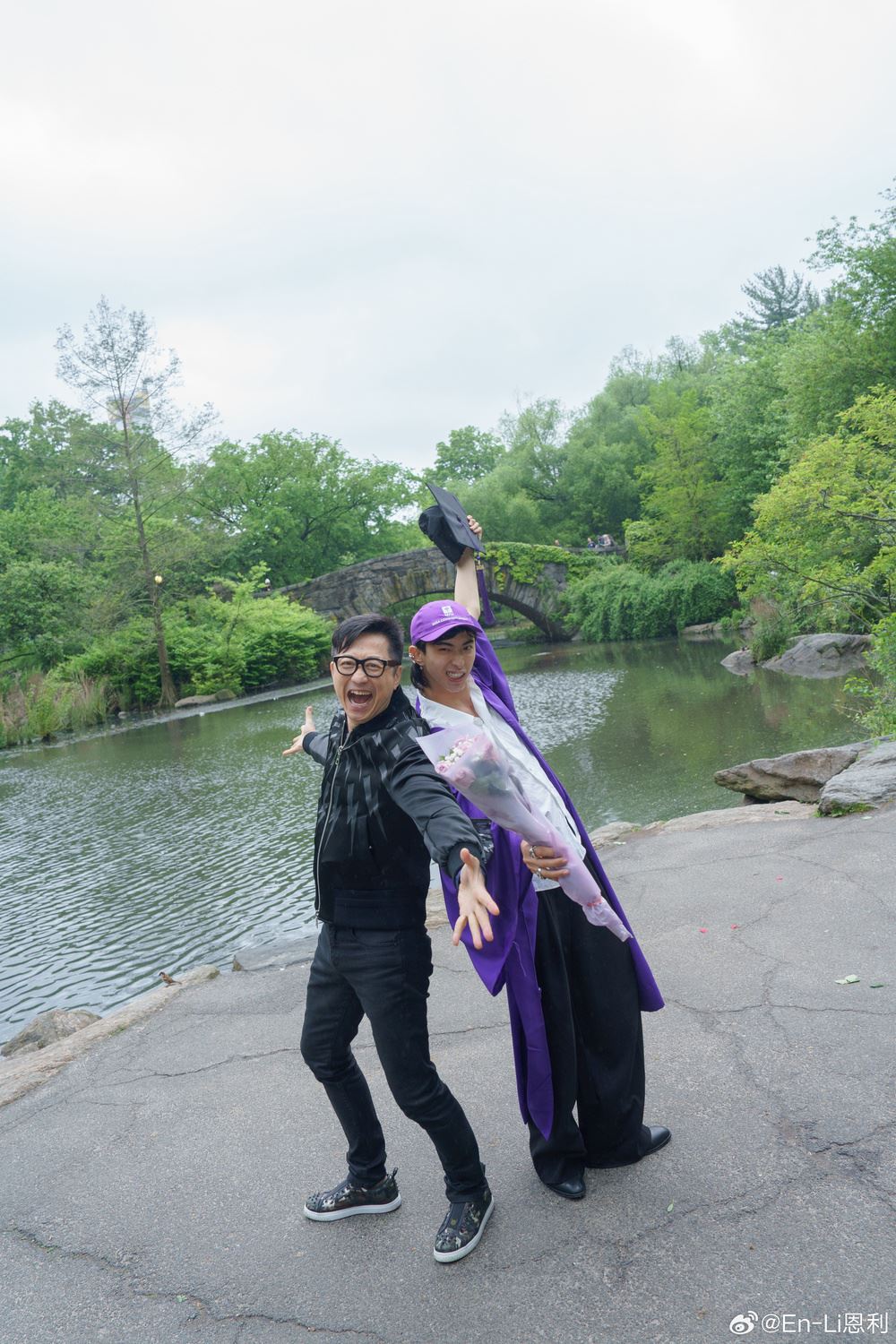 伊能静晒与儿子恩利毕业合照🎓表示「作为妈妈我也毕业了」🔥