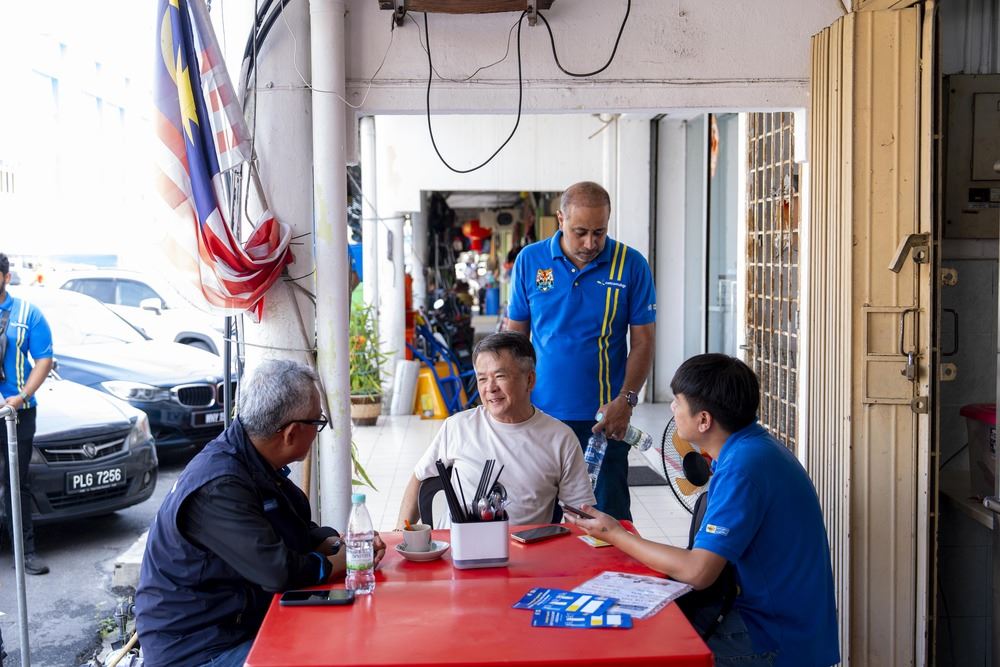 CelcomDigi reps talking to a customer