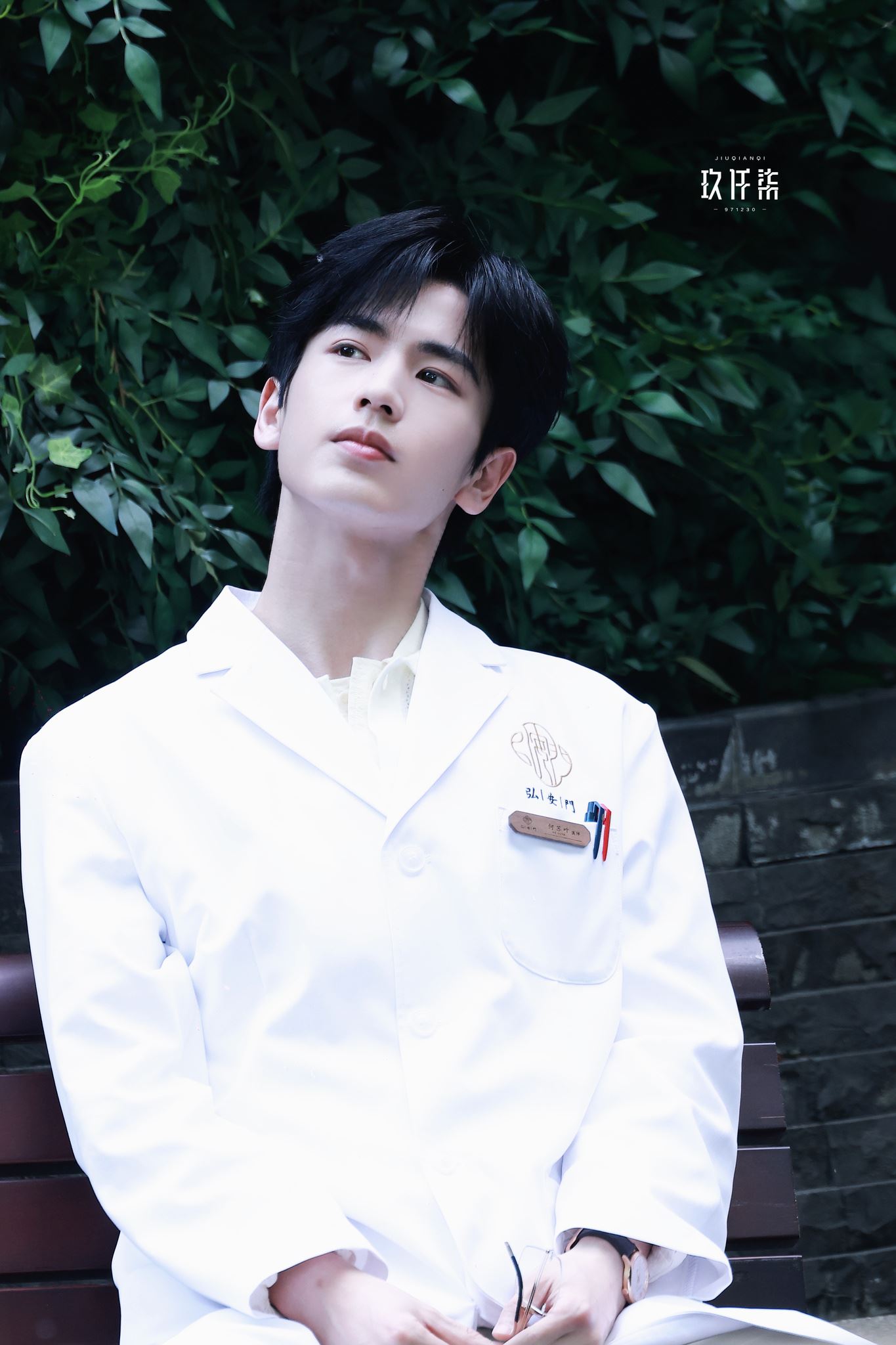 张凌赫「后备箱咚」式补妆❗这个姿势太犯规啦🤩