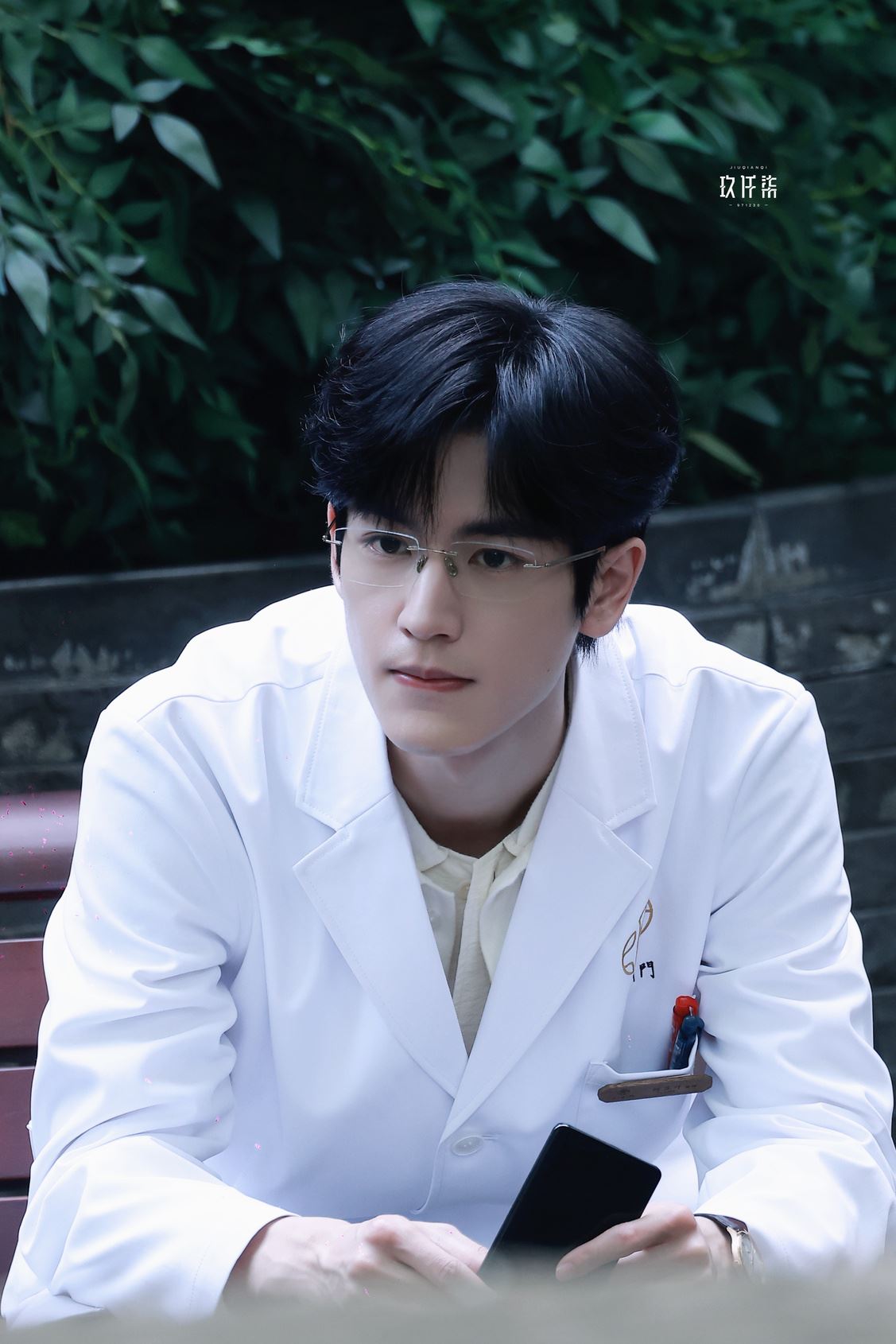 张凌赫「后备箱咚」式补妆❗这个姿势太犯规啦🤩