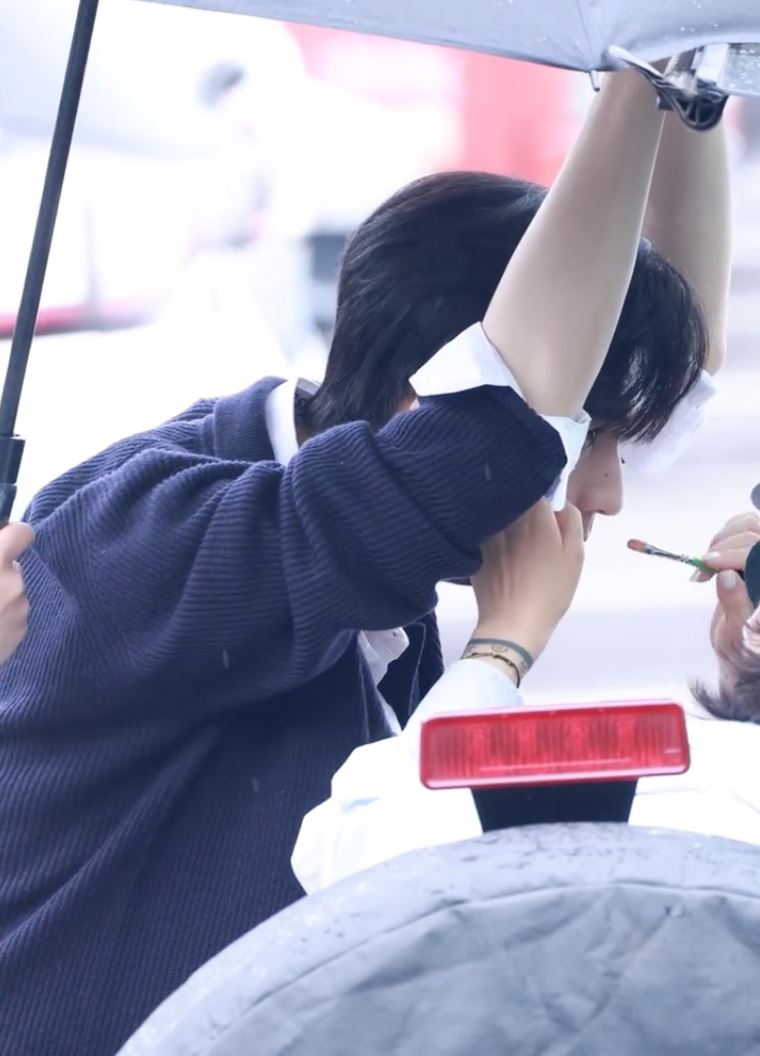 张凌赫「后备箱咚」式补妆❗这个姿势太犯规啦🤩