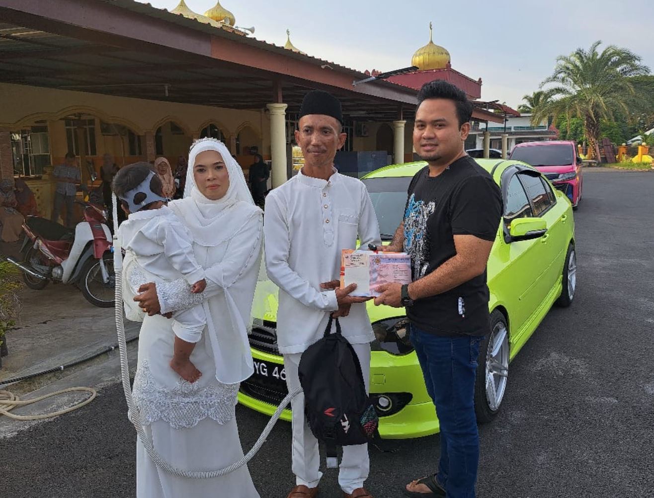 pasangan tular terima geran kereta sebagai hadiah kahwin