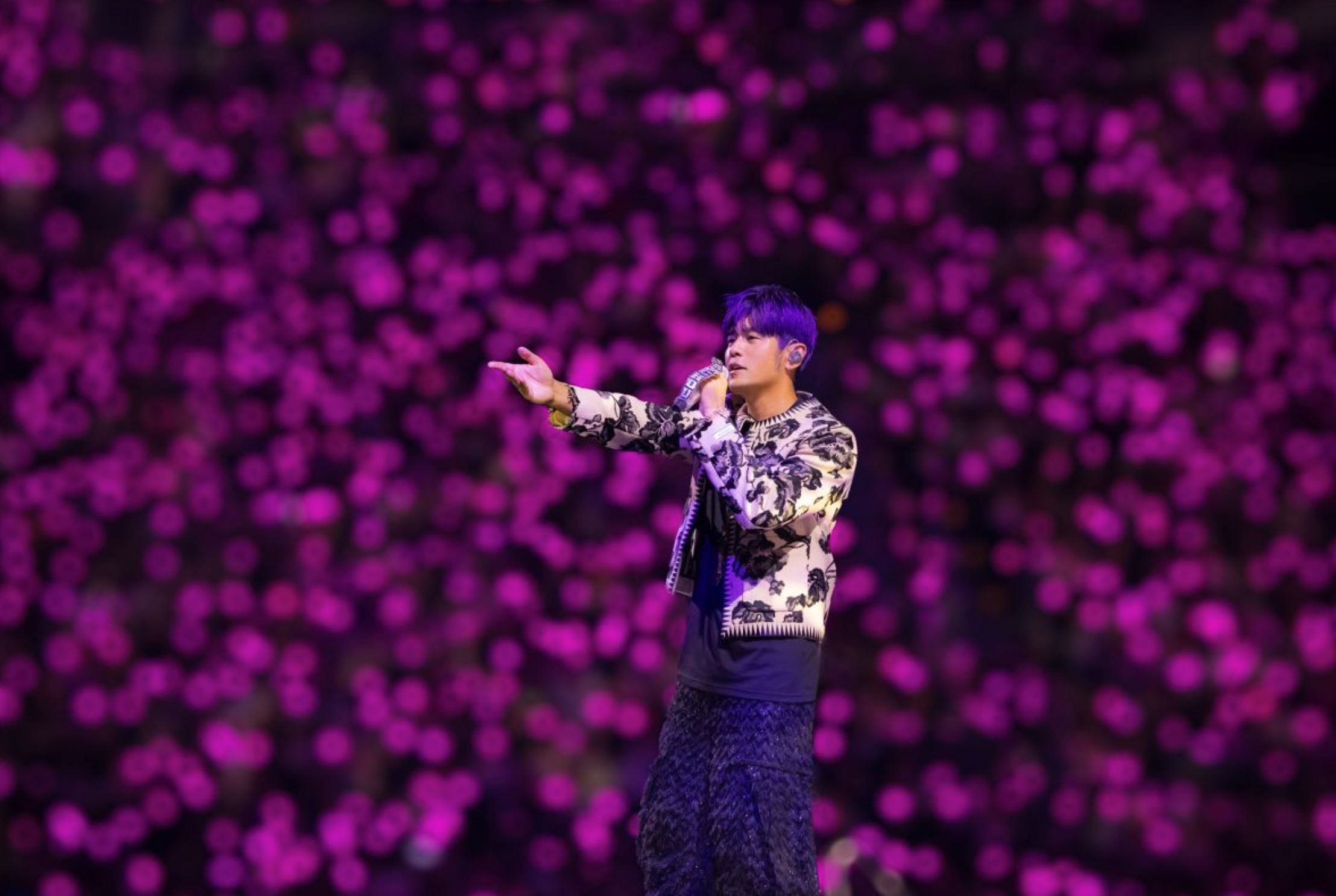 taiwanese fan becomes sensation for trading his house for 6 vip tickets to jay chou’s sold-out show