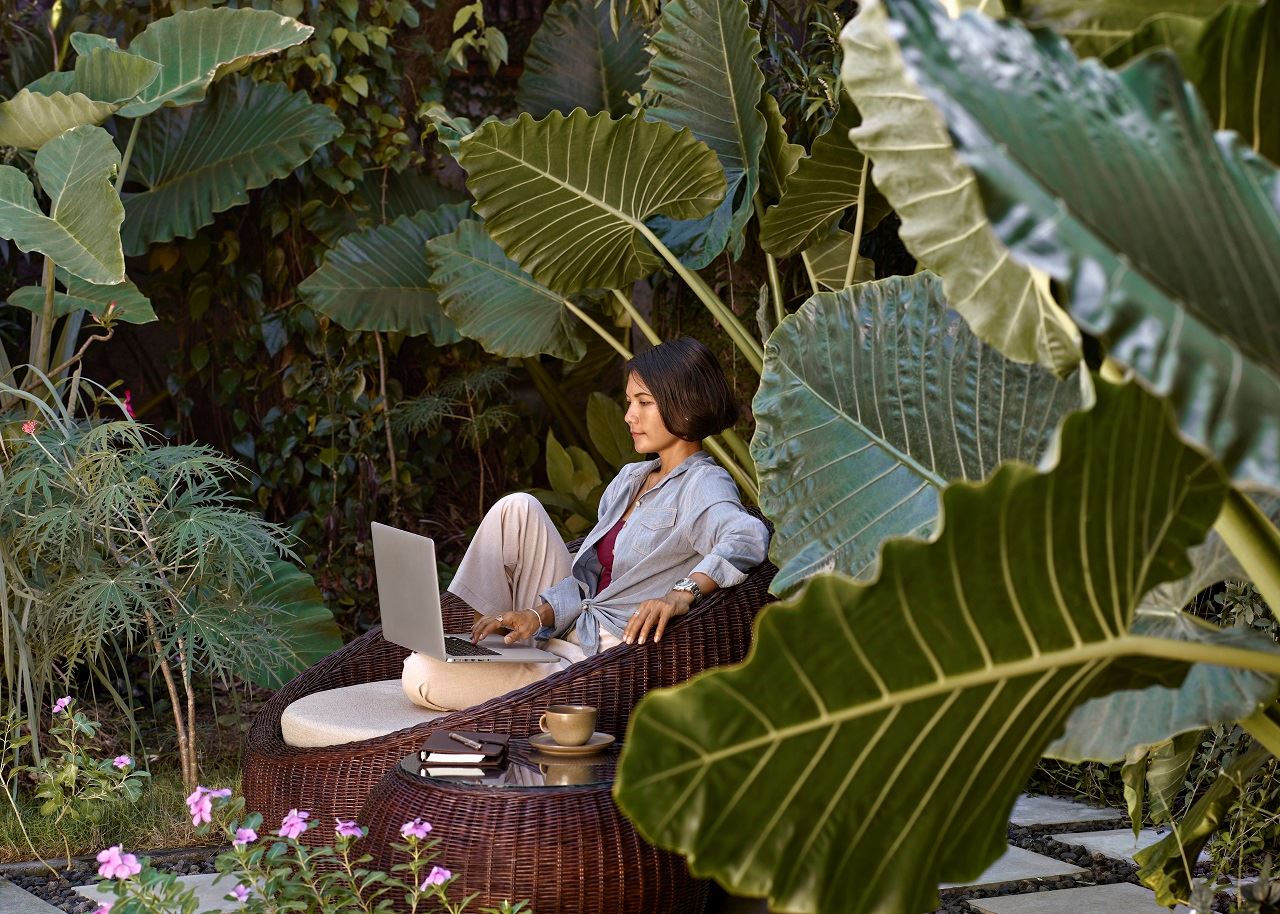 IJM Anthea女生坐在绿色花园