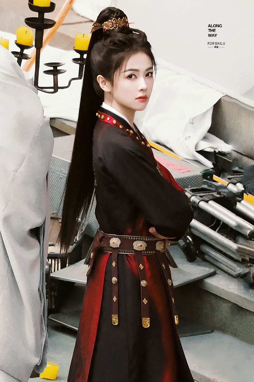 白鹿《唐宫奇案》妆造抢先看❗高马尾搭黑色毛领披风超飒😍