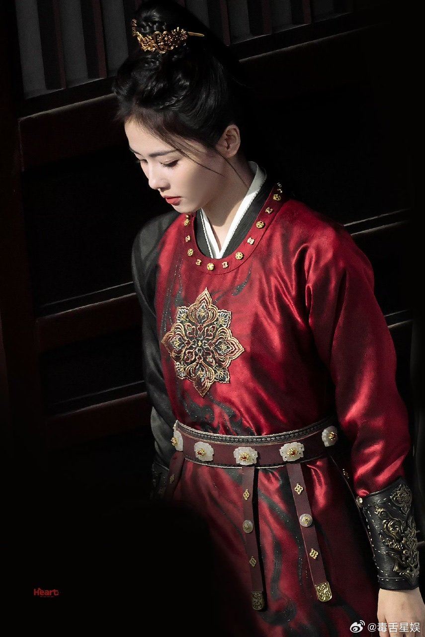 白鹿《唐宫奇案》妆造抢先看❗高马尾搭黑色毛领披风超飒😍