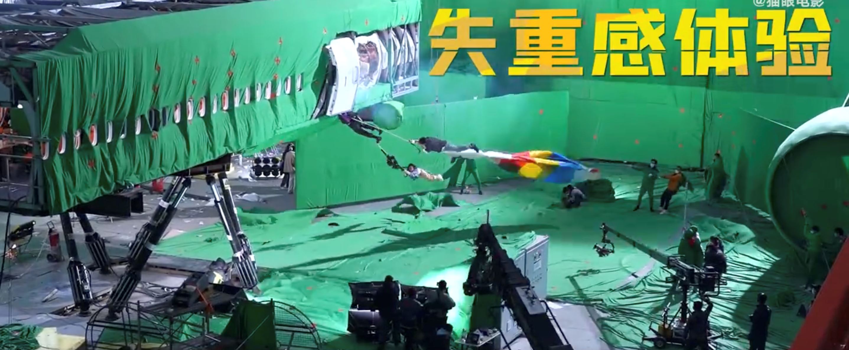 🎬《危机航线》刘德华1个打12❗1比1还原客机✈️