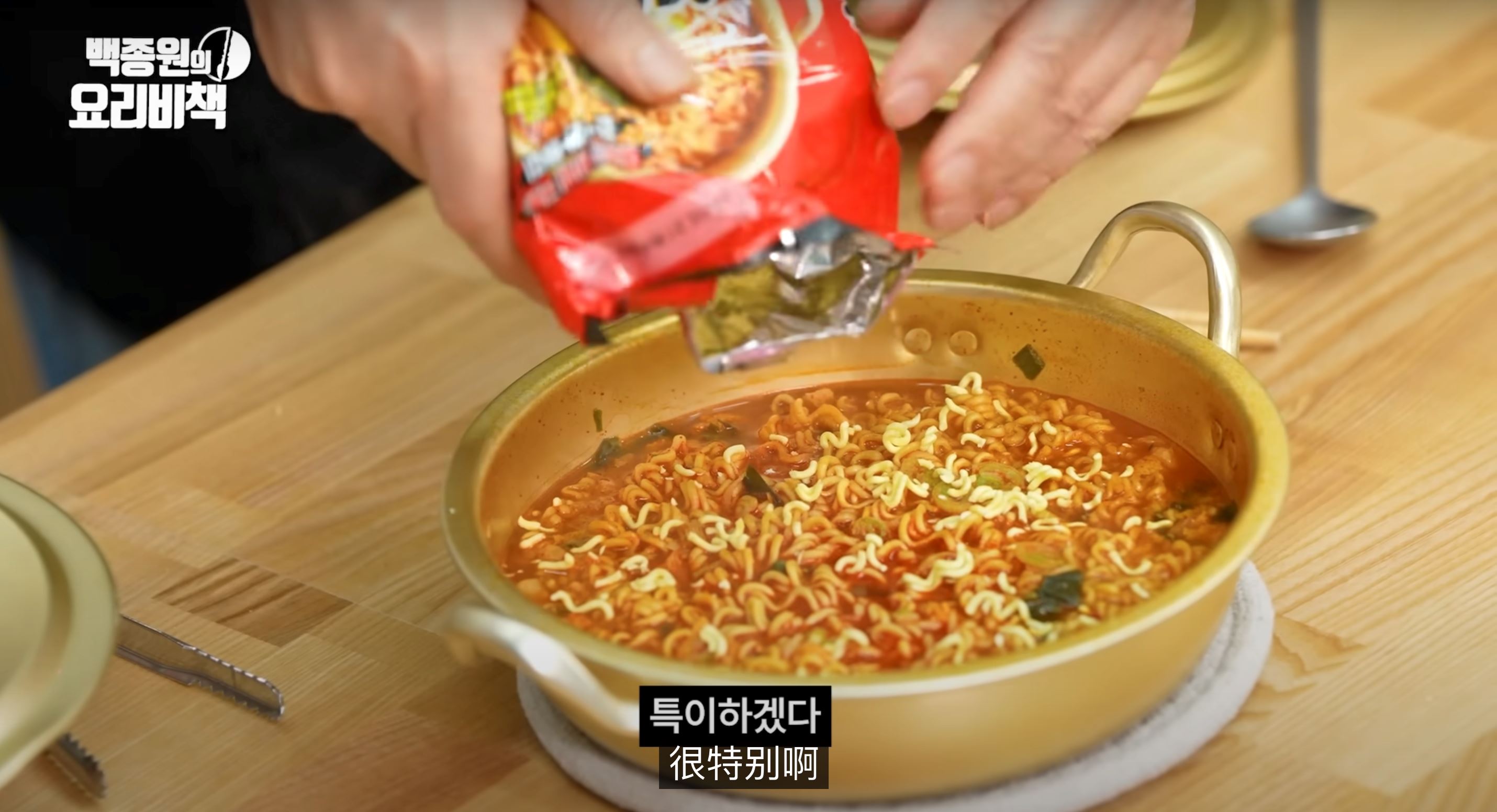 🇰🇷韩网爆火烤大蒜泡面做法❗白种元吃了赞不绝口🔥