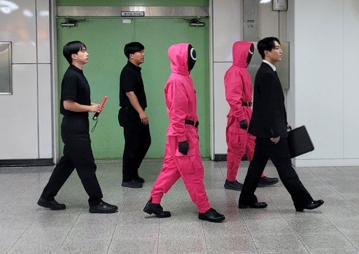 🇰🇷韩国地铁站惊现西装男❗随机抓人拍画片🦑