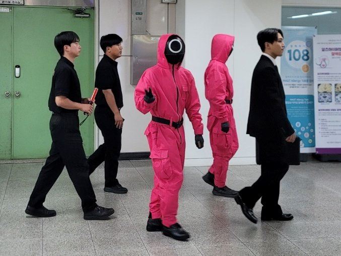 🇰🇷韩国地铁站惊现西装男❗随机抓人拍画片🦑