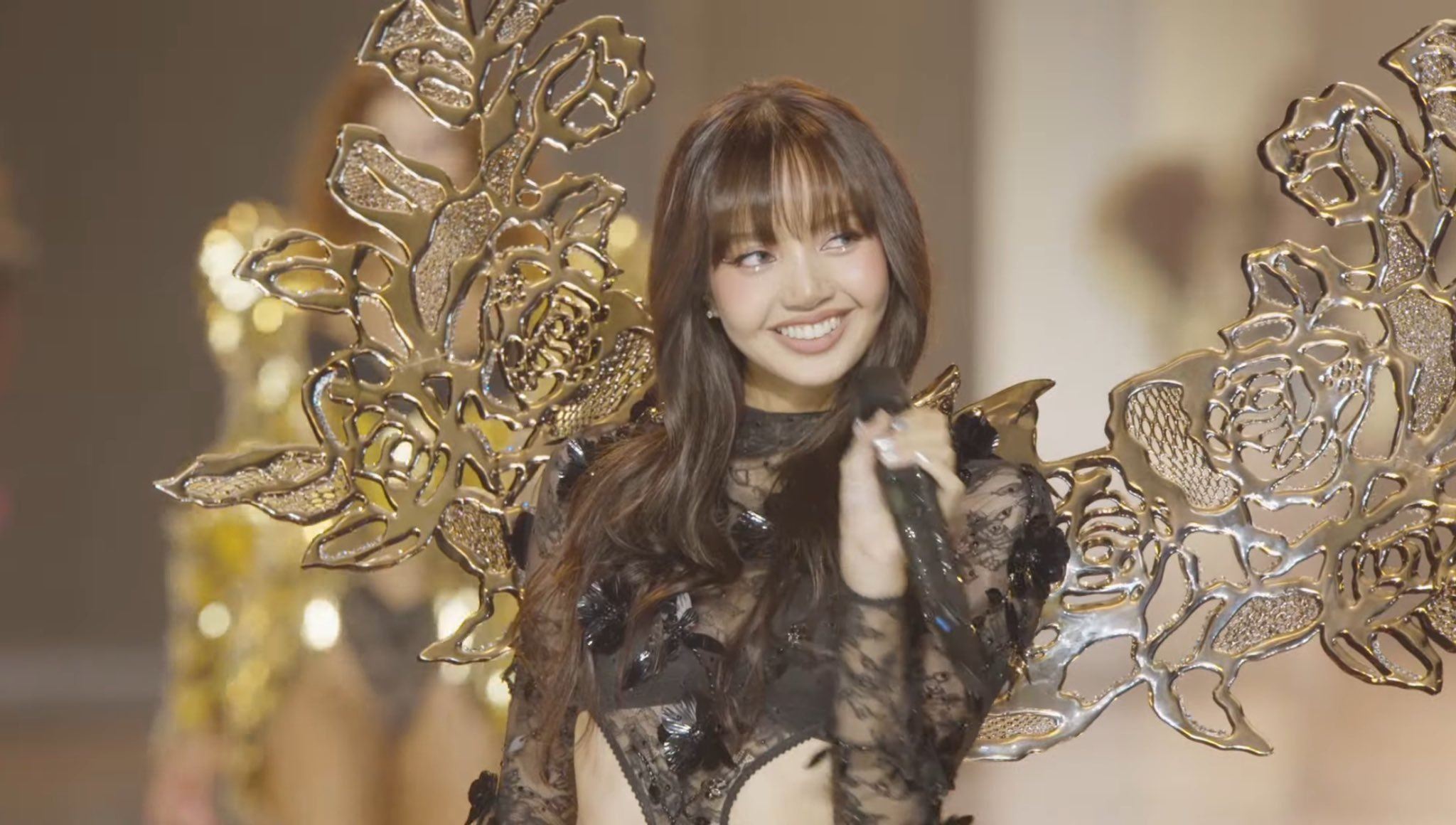 lisa成为维秘天使啦🧚‍♀️戴上翅膀当开幕嘉宾🔥