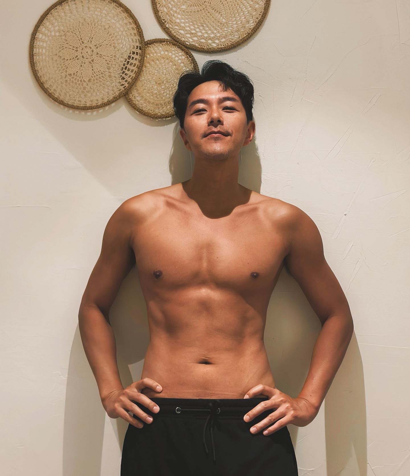 📺《巾帼枭雄之悬崖》萧正楠一人饰演三角❗为剧减重十公斤⚡️