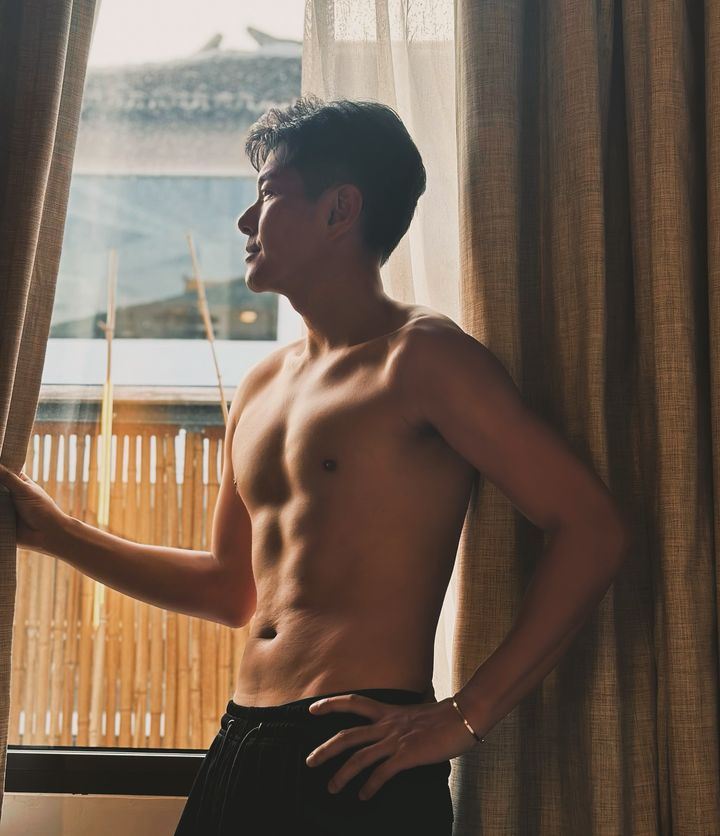 📺《巾帼枭雄之悬崖》萧正楠一人饰演三角❗为剧减重十公斤⚡️