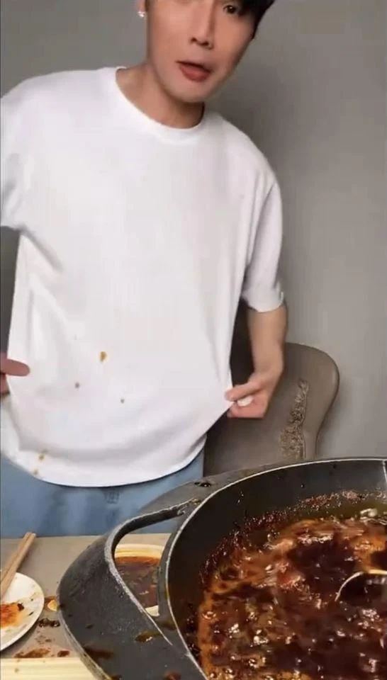 李荣浩吃火锅煮木耳炸了❗热油喷发超惊险😱