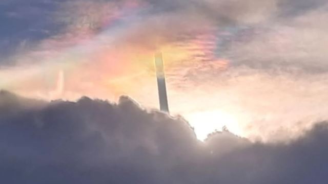 “apa tu rajoo” - penduduk gempar tiang misteri muncul di langit