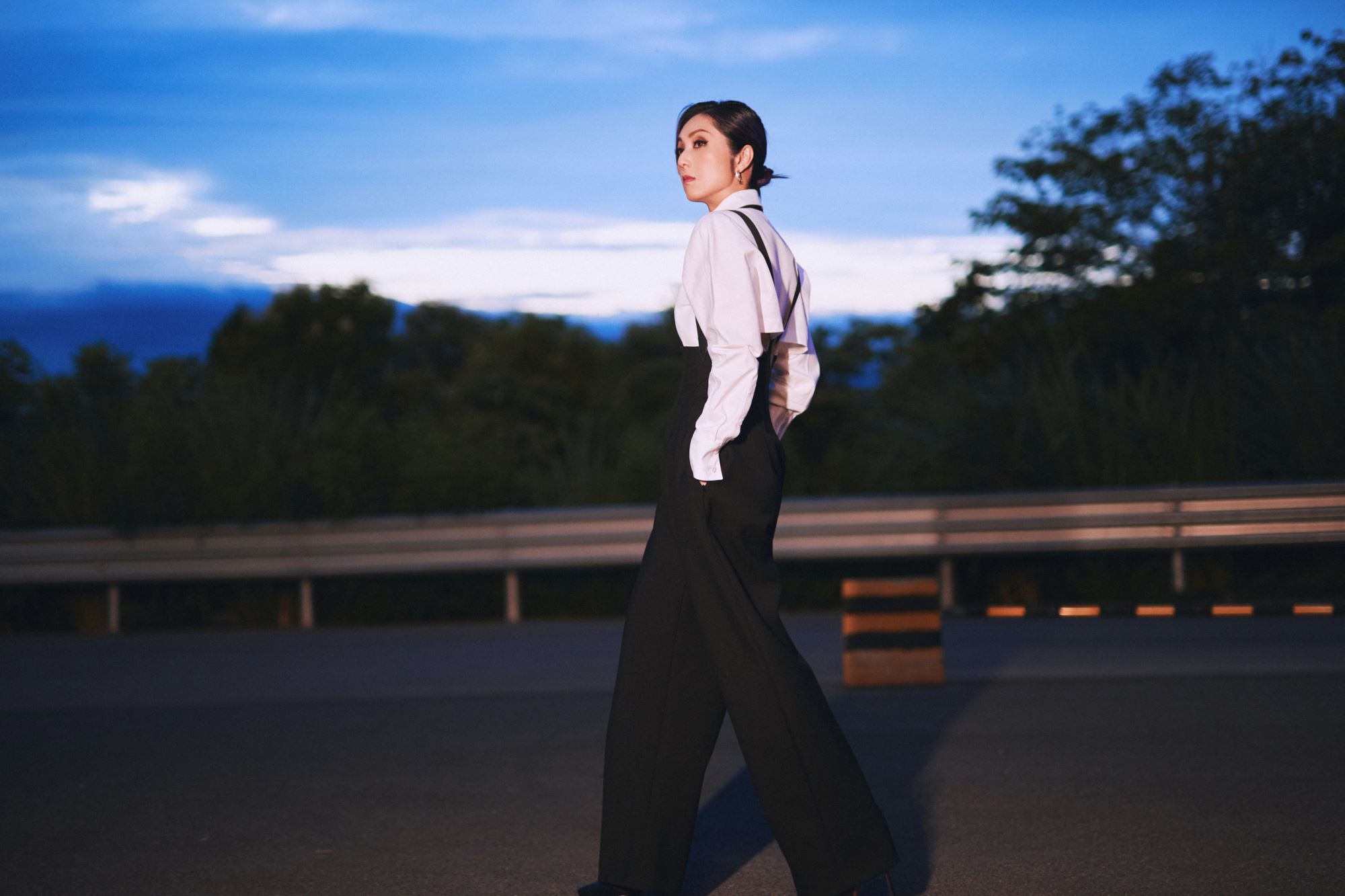 杨千嬅发全新华语单曲《穿越》💜已正式全平台上线啦🌟