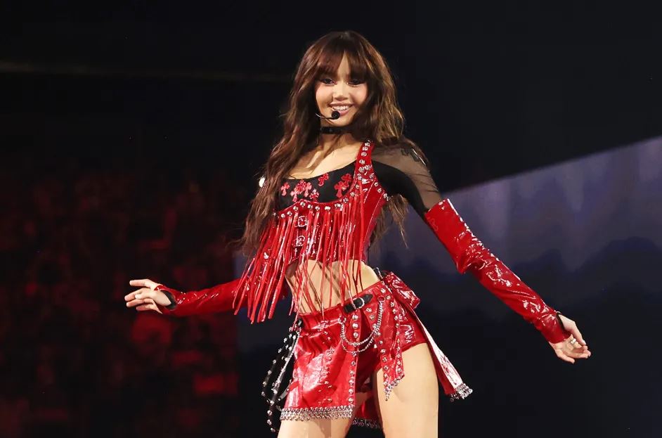 【视频】lisa个人登上vma❗《rockstar》舞台超帅💥