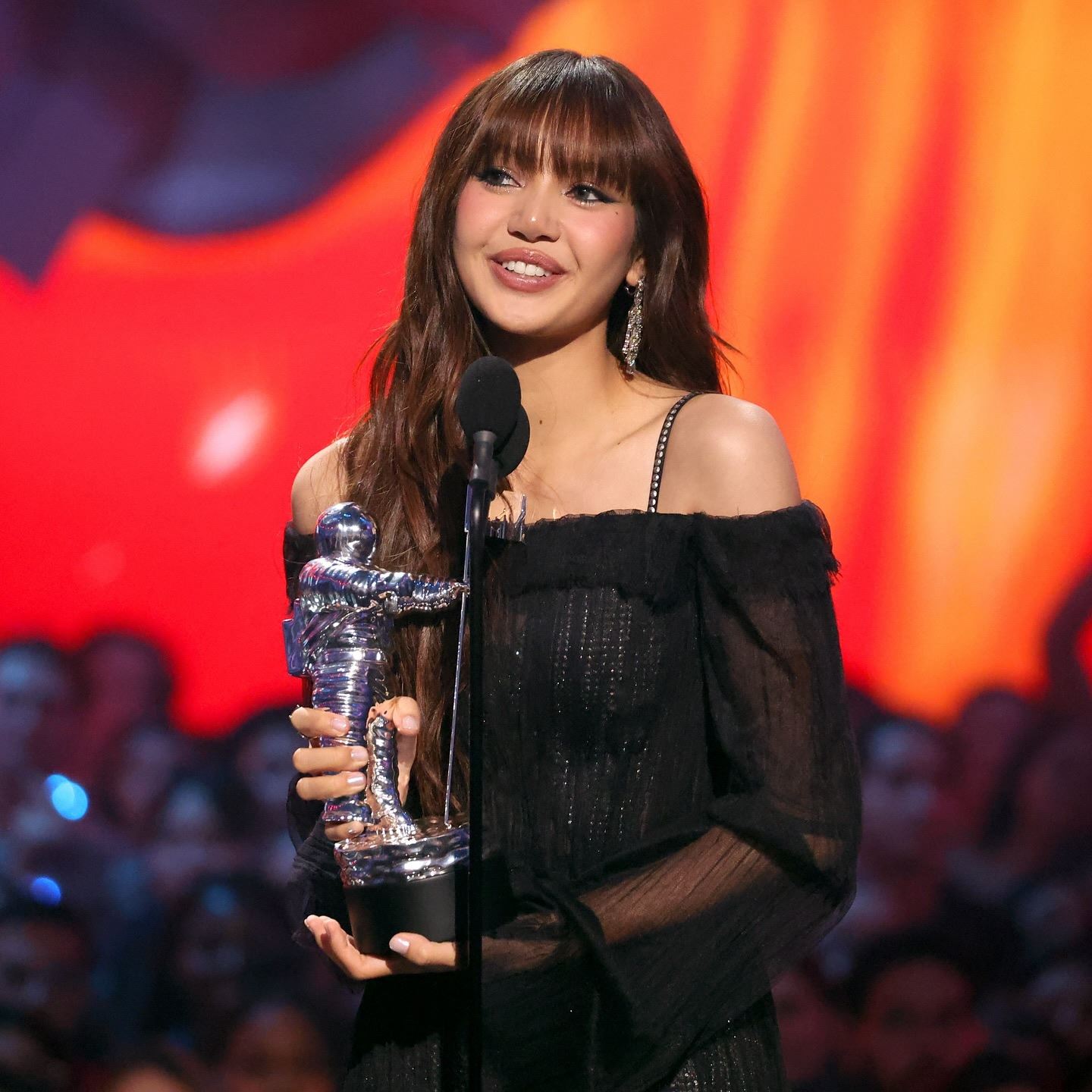 【视频】lisa个人登上vma❗《rockstar》舞台超帅💥