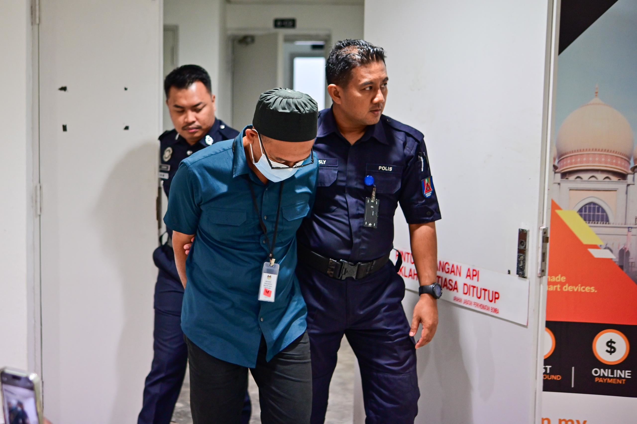 tukang urut ‘pegang-pegang’ pelanggan remaja dipenjara